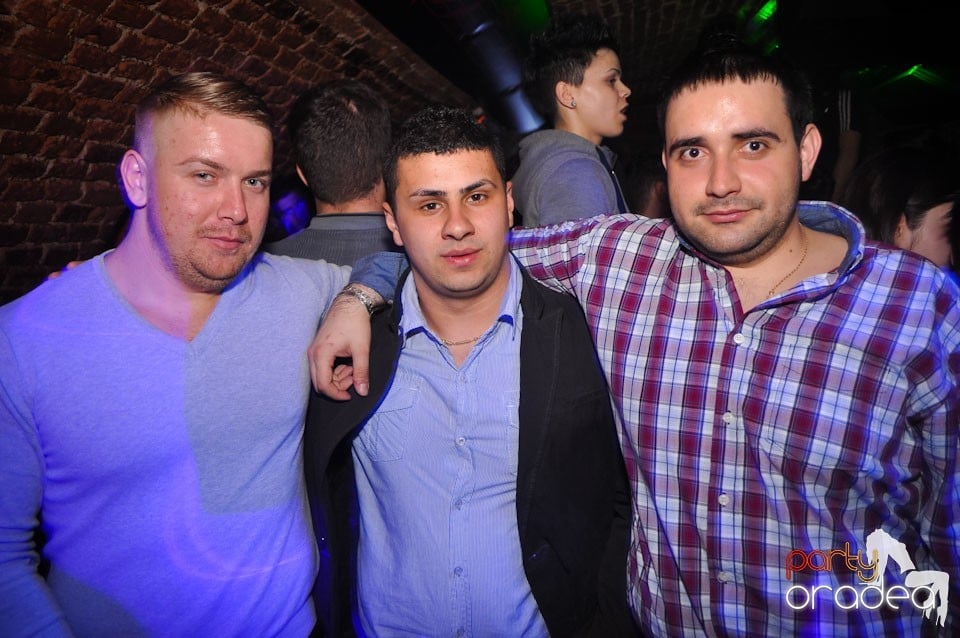 Party incendiar în Club Escape,