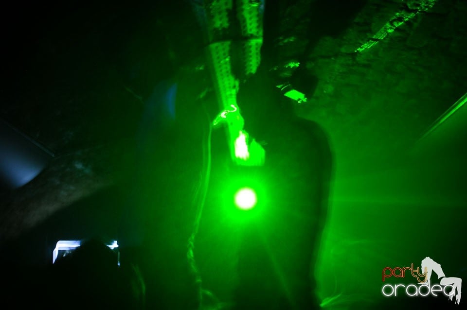 Party incendiar în Club Escape,