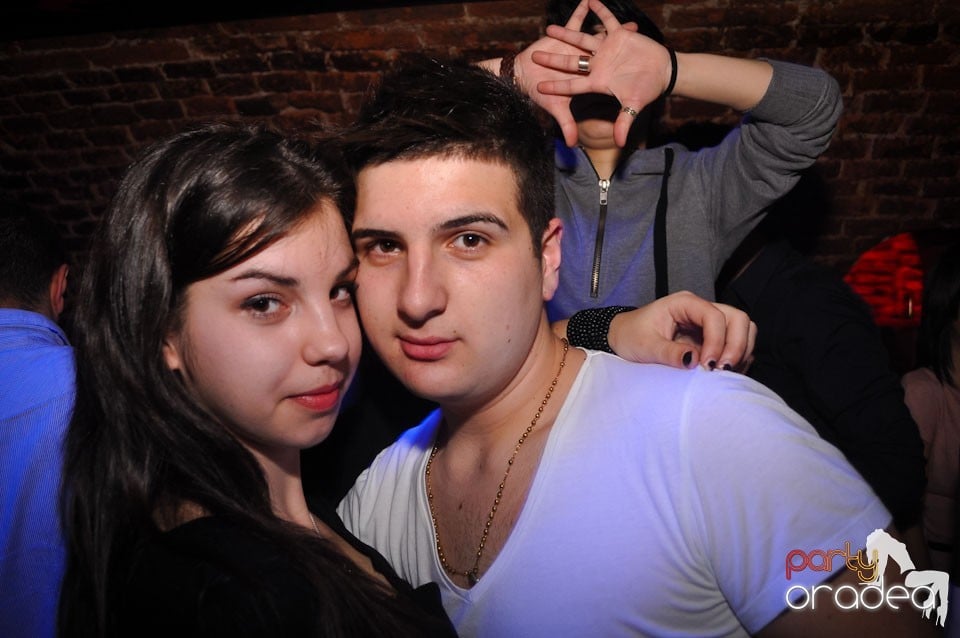 Party incendiar în Club Escape,