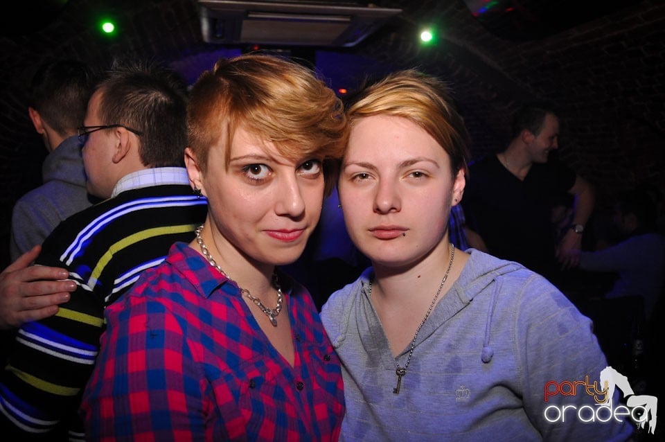 Party incendiar în Club Escape,