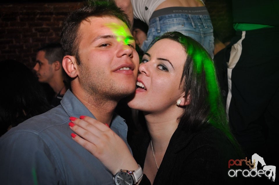 Party incendiar în Club Escape,