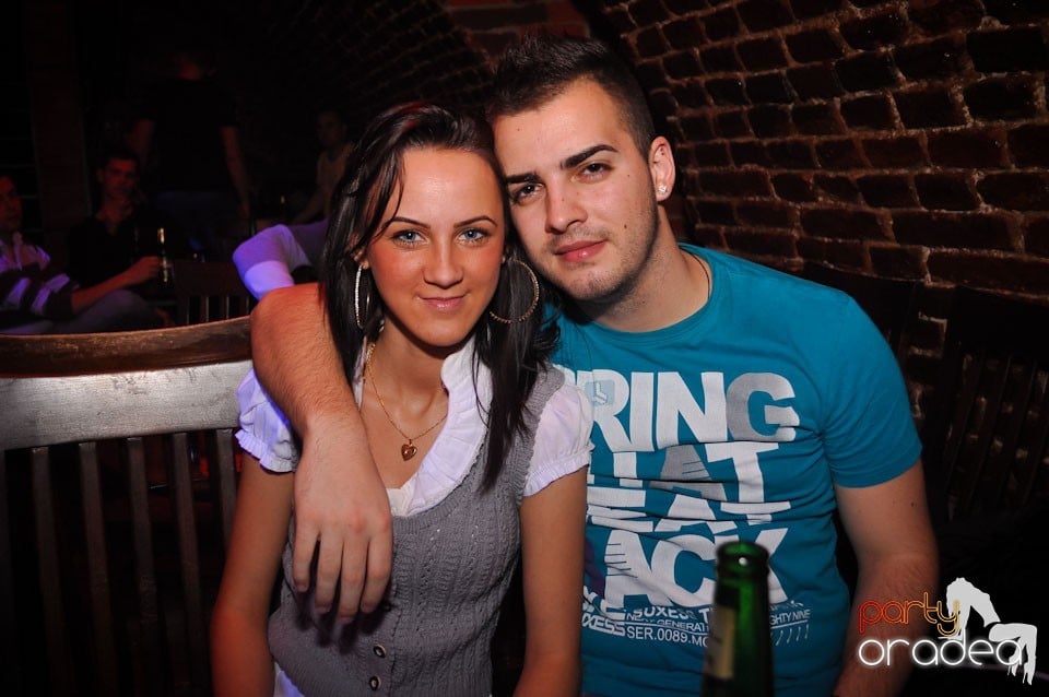Party incendiar în Club Escape,