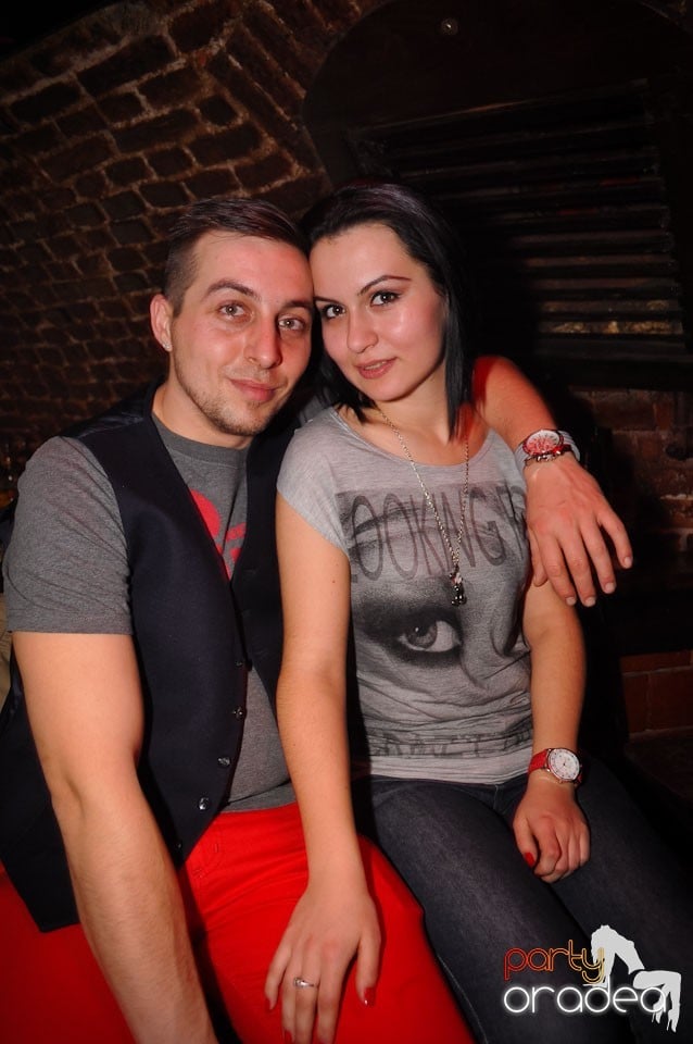 Party incendiar în Club Escape,