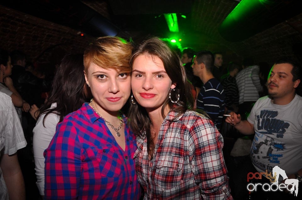 Party incendiar în Club Escape,