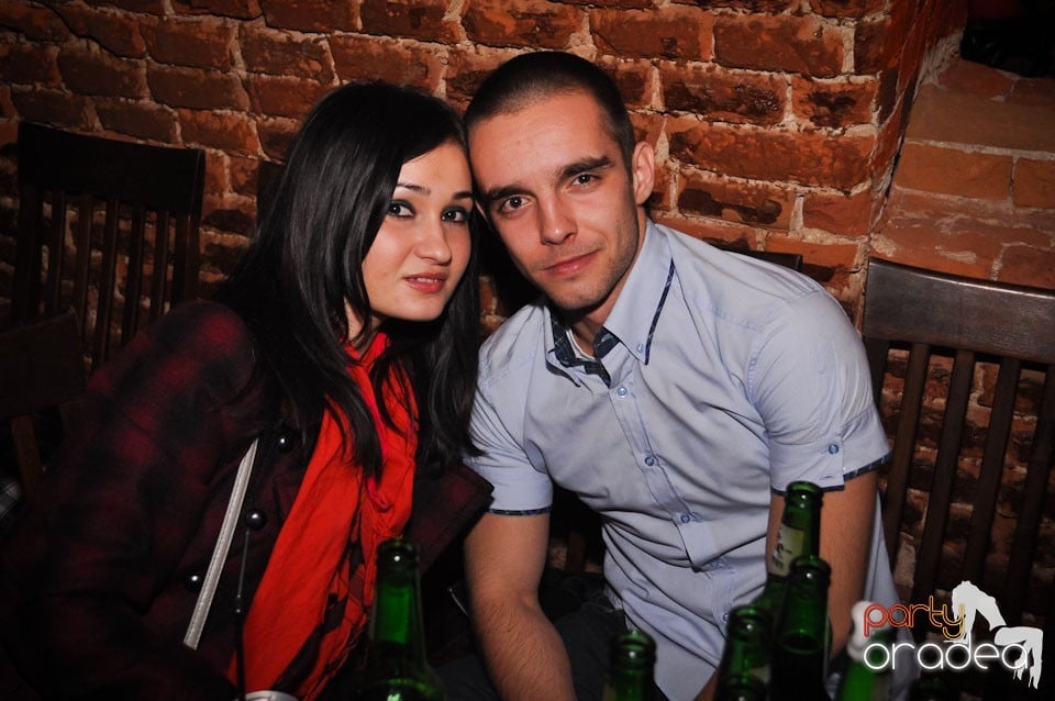 Party incendiar în Club Escape,