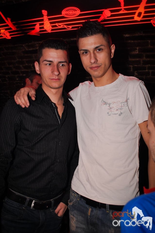 Party incendiar în Club Escape,