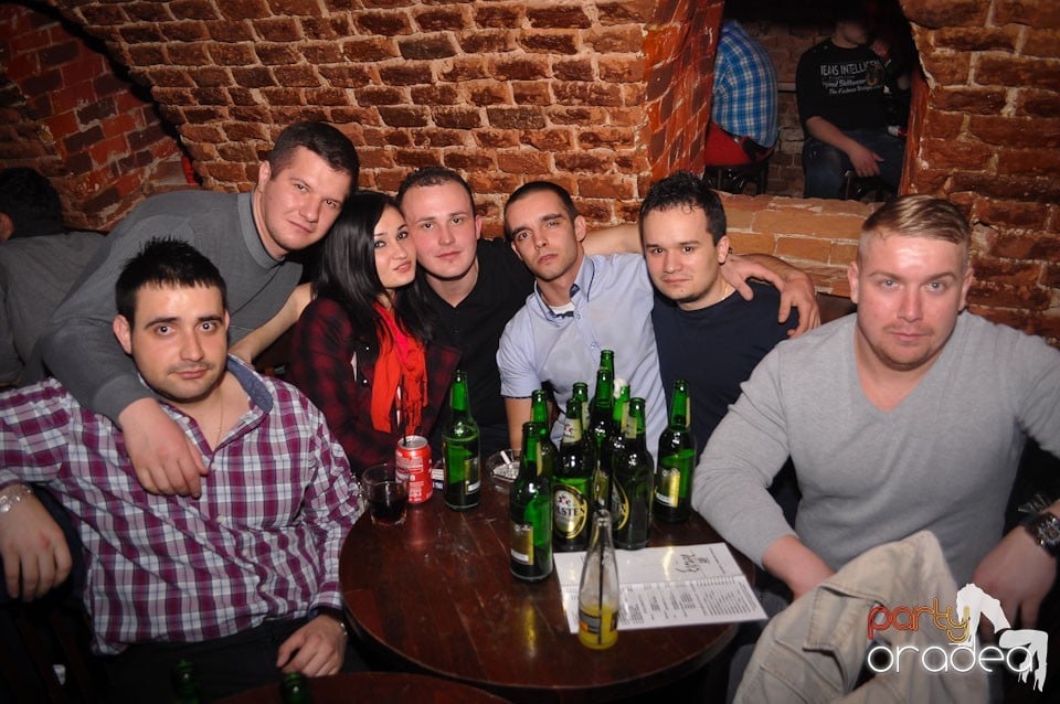 Party incendiar în Club Escape,