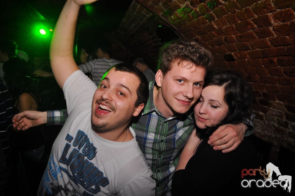 Party incendiar în Club Escape,