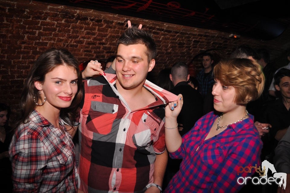 Party incendiar în Club Escape,
