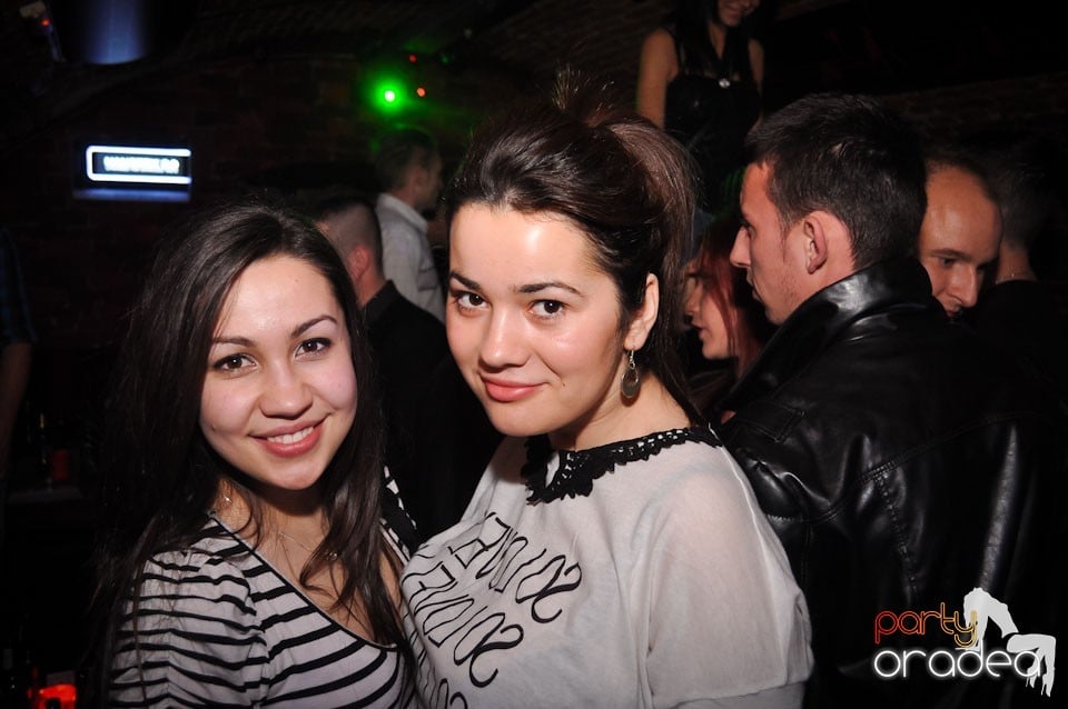 Party incendiar în Club Escape,
