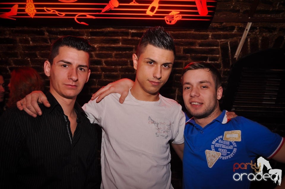 Party incendiar în Club Escape,