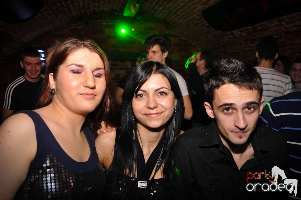 Party incendiar în Club Escape,