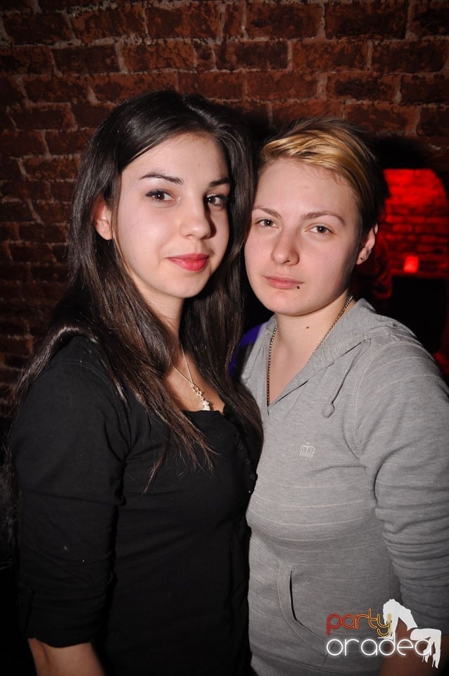 Party incendiar în Club Escape,