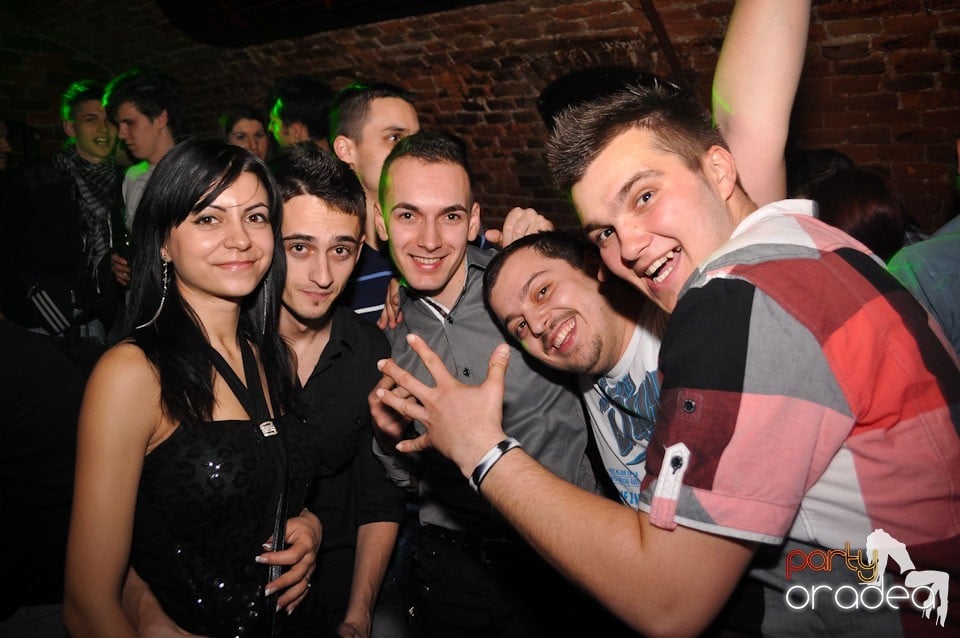 Party incendiar în Club Escape,