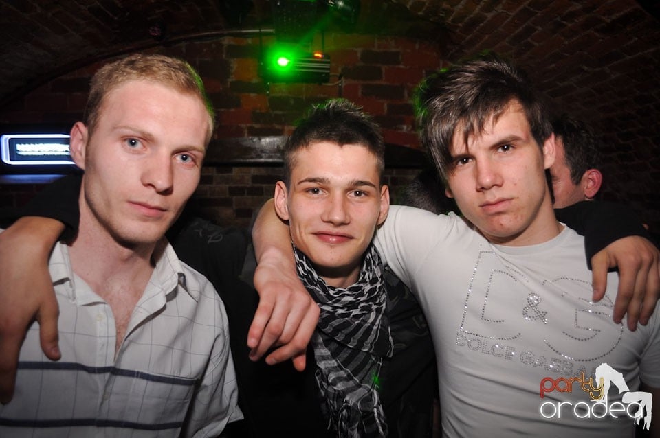 Party incendiar în Club Escape,
