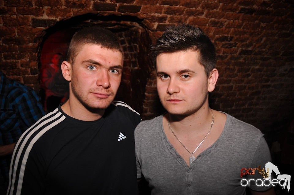Party incendiar în Club Escape,