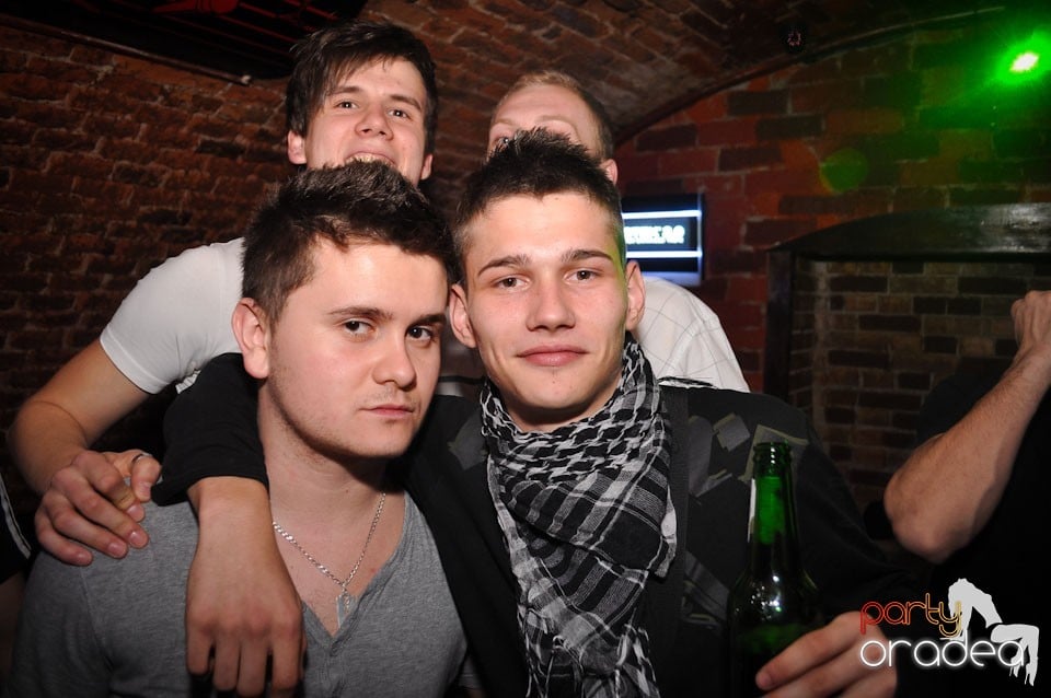 Party incendiar în Club Escape,