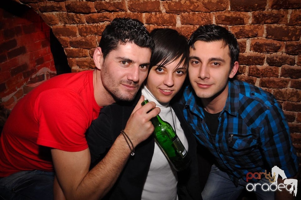 Party incendiar în Club Escape,