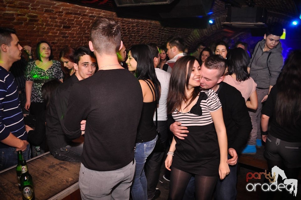 Party incendiar în Club Escape,