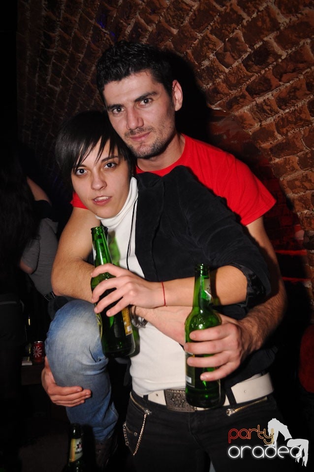 Party incendiar în Club Escape,