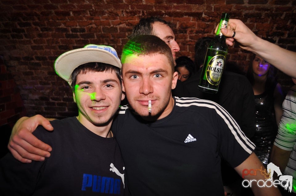 Party incendiar în Club Escape,