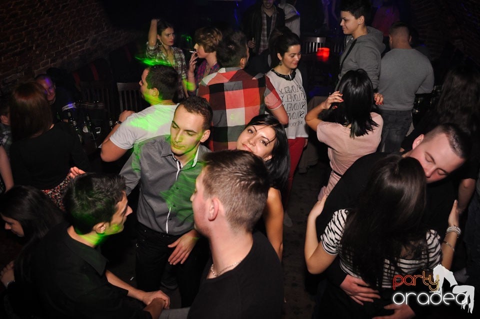 Party incendiar în Club Escape,