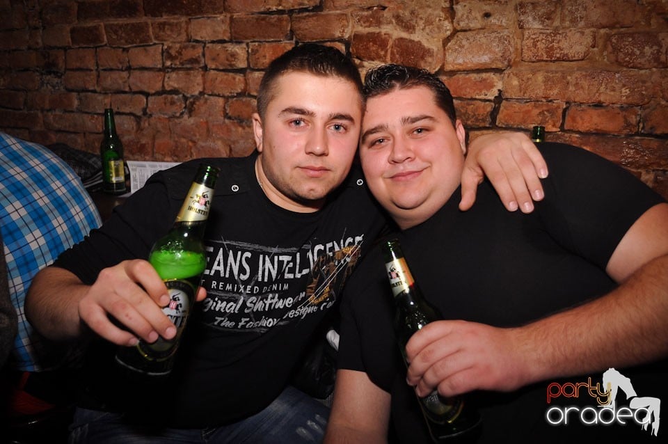 Party incendiar în Club Escape,