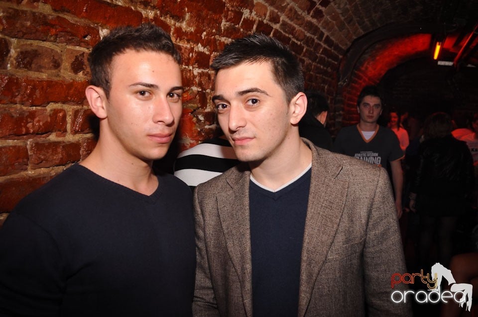 Party incendiar în Club Escape,