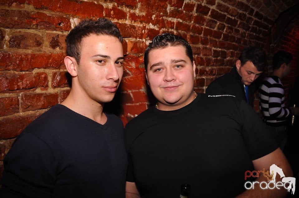 Party incendiar în Club Escape,