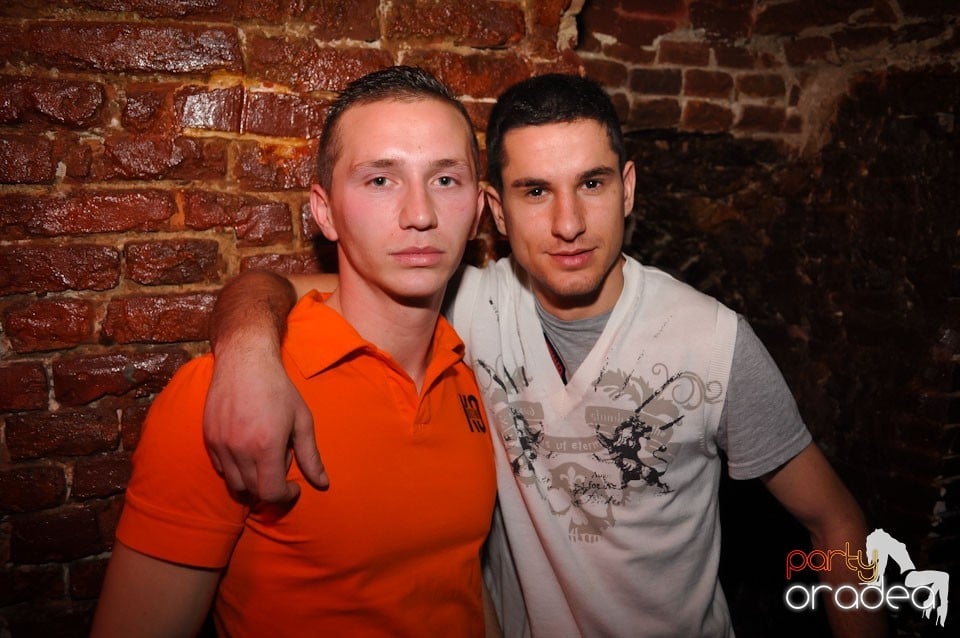 Party incendiar în Club Escape,