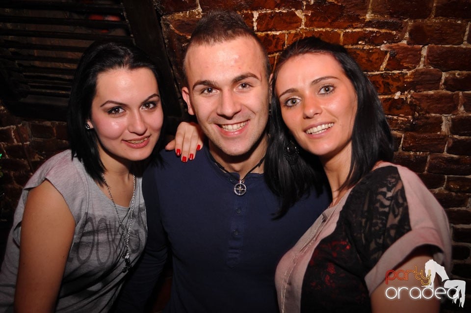 Party incendiar în Club Escape,