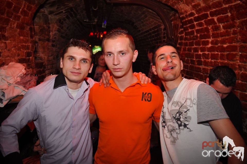 Party incendiar în Club Escape,