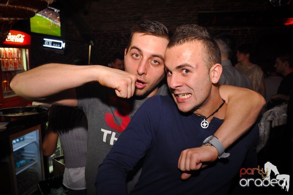 Party incendiar în Club Escape,