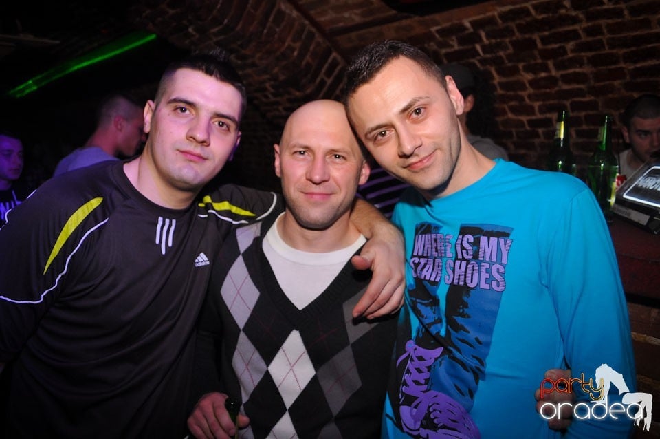 Party incendiar în Club Escape,