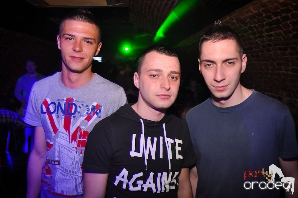 Party incendiar în Club Escape,