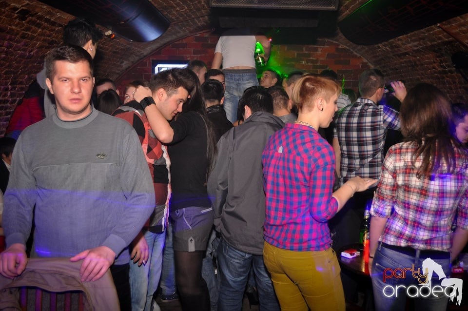 Party incendiar în Club Escape,