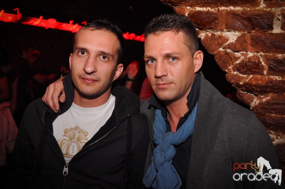 Party incendiar în Club Escape,