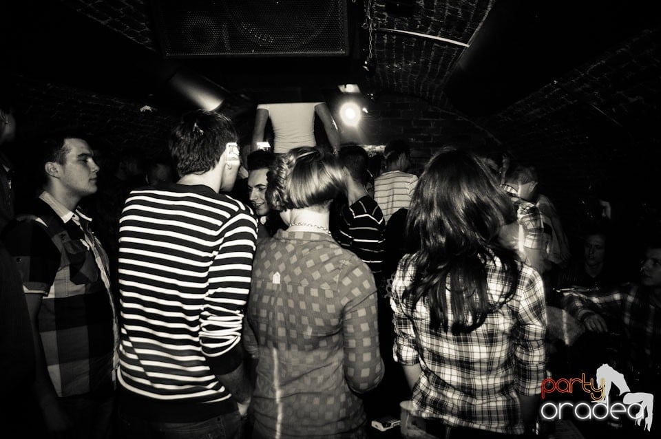 Party incendiar în Club Escape,