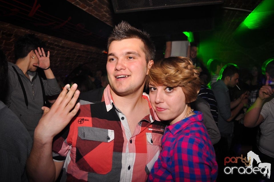 Party incendiar în Club Escape,