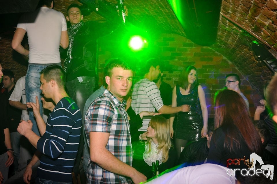 Party incendiar în Club Escape,