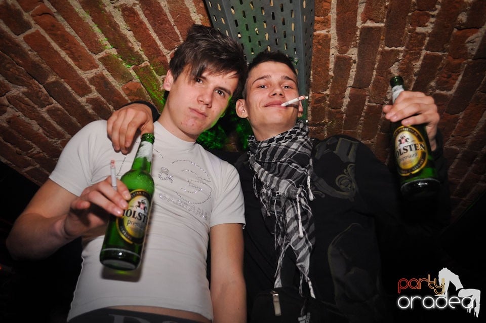 Party incendiar în Club Escape,