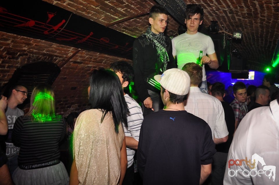 Party incendiar în Club Escape,