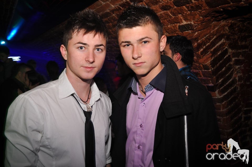 Party incendiar în Club Escape,