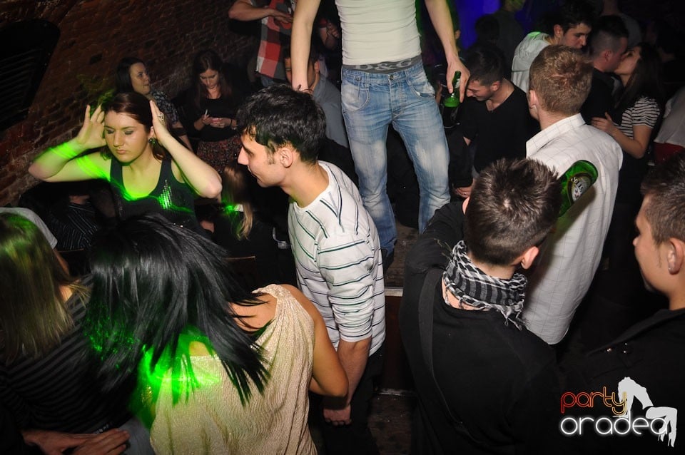 Party incendiar în Club Escape,