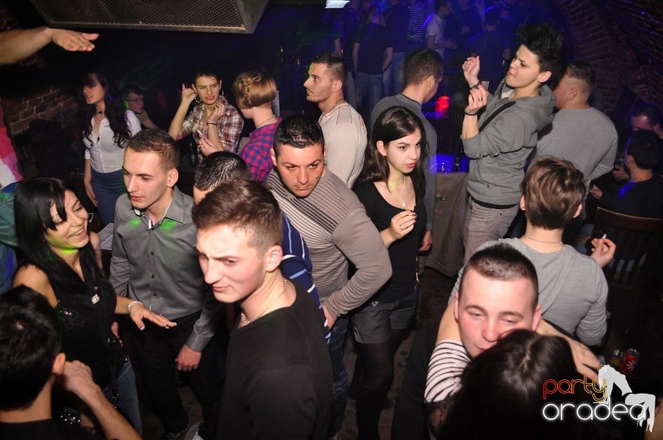 Party incendiar în Club Escape,