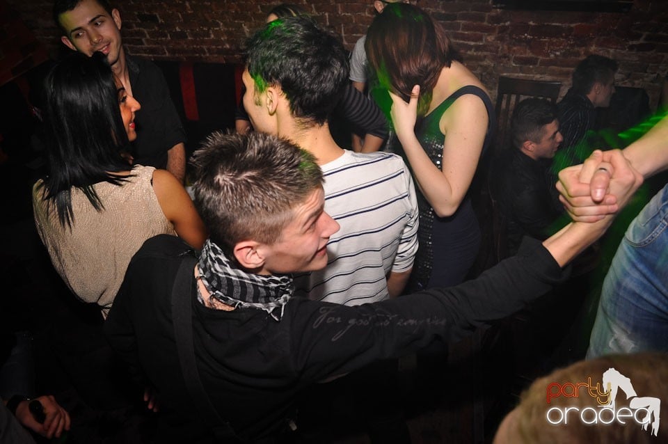 Party incendiar în Club Escape,