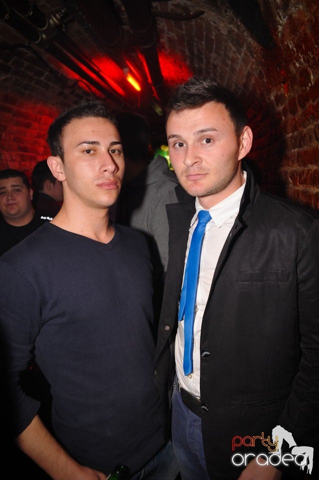Party incendiar în Club Escape,