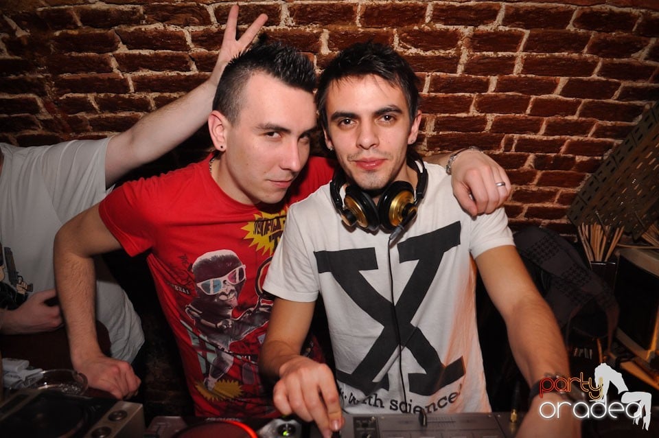 Party incendiar în Club Escape,