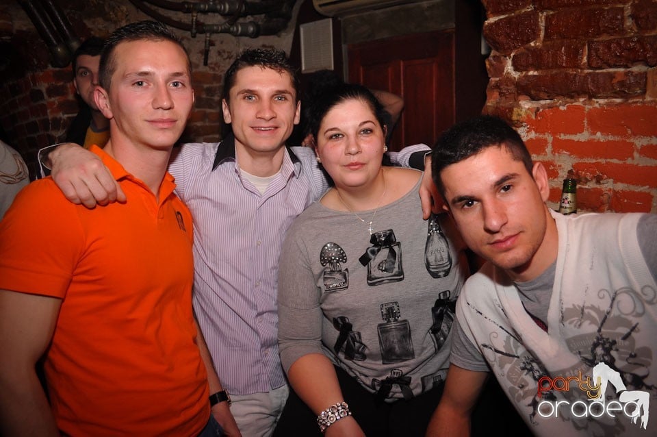 Party incendiar în Club Escape,