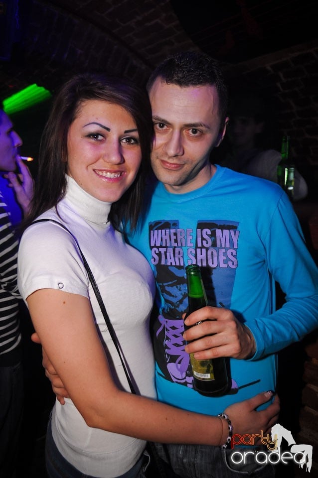 Party incendiar în Club Escape,